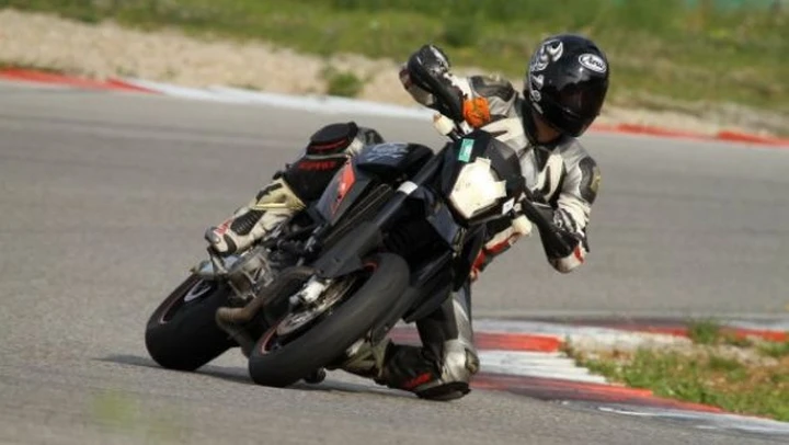 Scatto in Corsa: KTM Supermoto ad Alés