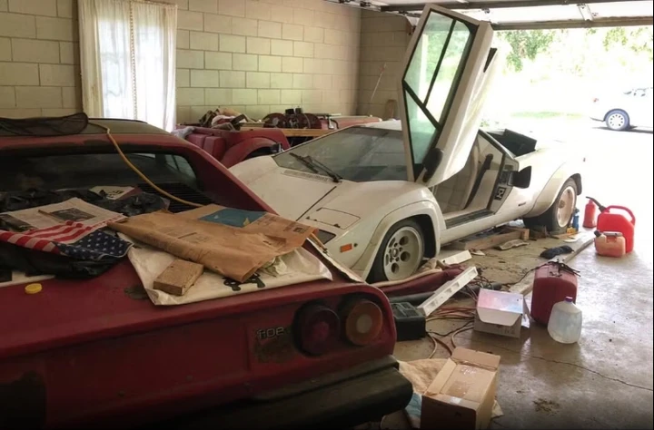 Nel garage di nonna ritrova una Lamborghini e una Ferrari ferme da olte vent'anni