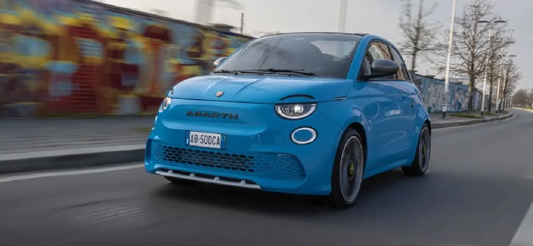 Abarth 500e finalista ai World Car Awards 2024