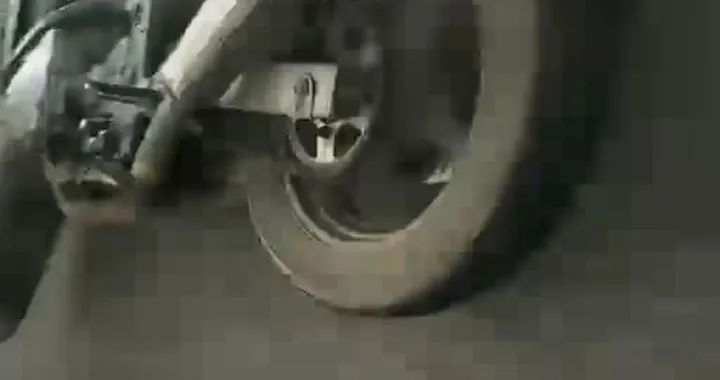 Motociclista fa crash con un'auto [Video]