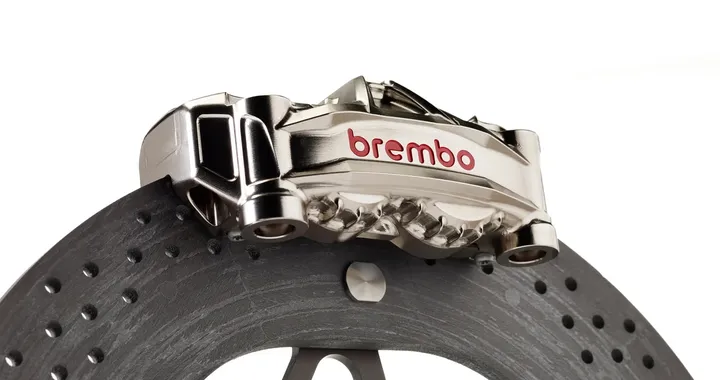 Brembo Hyction: il segreto da 1,3 kg che cambia la frenata in moto
