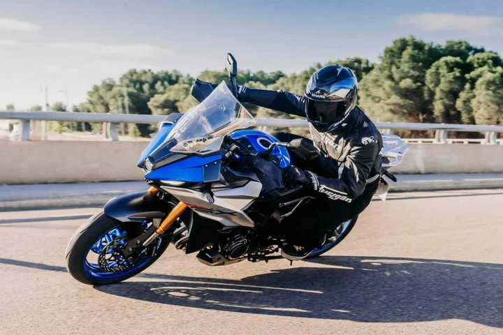 Suzuki SV7GX, crossover tra sport e touring al debutto a Eicma 2025