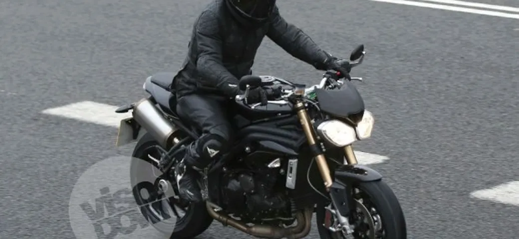 Triumph Speed Triple 2016: prima foto spia