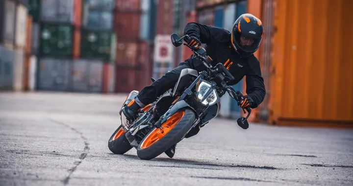 KTM svela 125 Duke e 390 Duke 2021: caratteristiche e prezzi