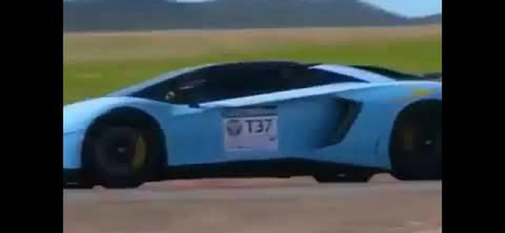 Lamborghini Aventador LP750-4 SV Roadster va fuori strada [Video]