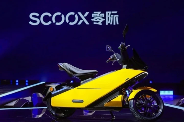 Scoox ZeroX7: scooter elettrico compatto con direzione monobraccio