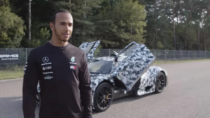 Lewis Hamilton incontra in pista la Mercedes-AMG Project One [Video]