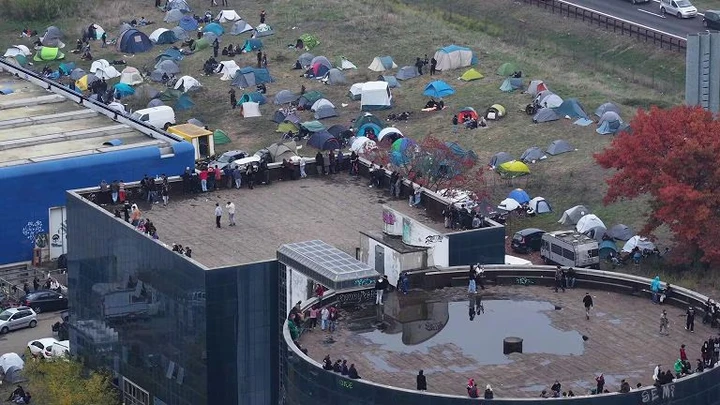 La vecchia fabbrica Bugatti invasa da un rave party: rischi elevati