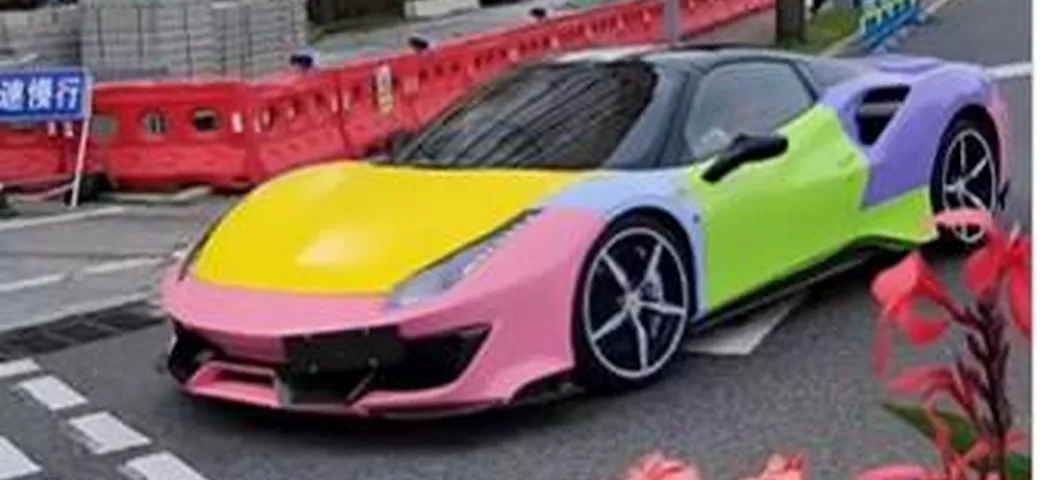 Una Ferrari 488 Spider a effetto arcobaleno gira a Singapore | Video