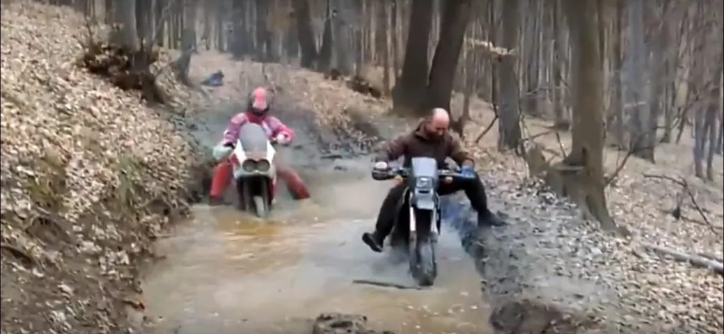 Due moto in strenua lotta con il fango [Video]