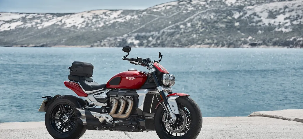 Triumph Rocket 3 e Rocket 3 GT: informazioni e foto ufficiali