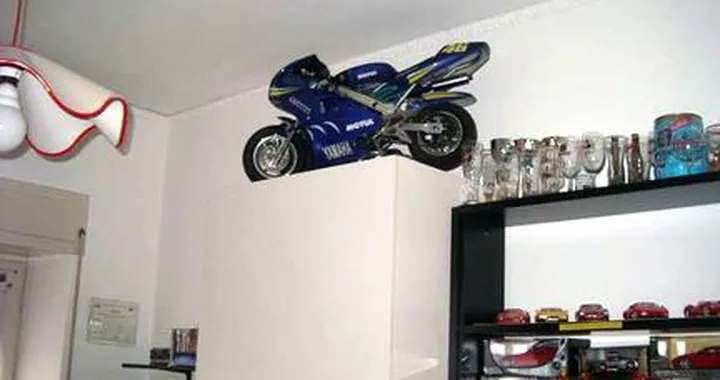 Foto del giorno: moto in casa? Si ma mini...