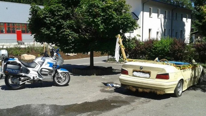 BMW Serie 3: la polizia tedesca sequestra l'esemplare con una piscina integrata!