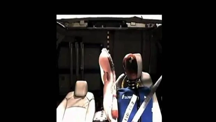 General Motors presenta l'airbag centrale