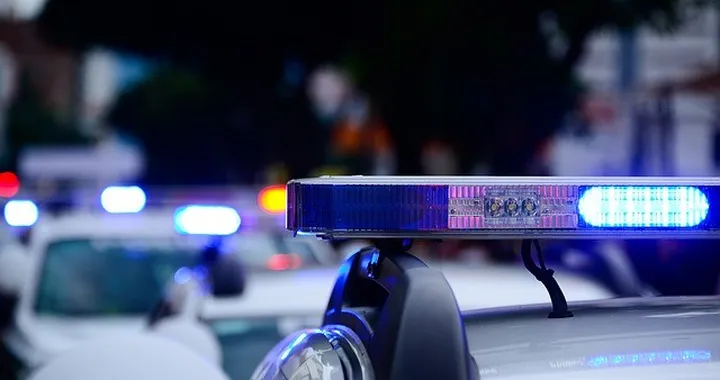Corda tesa per strada in provincia di Rimini: ragazza in scooter cade rovinosamente