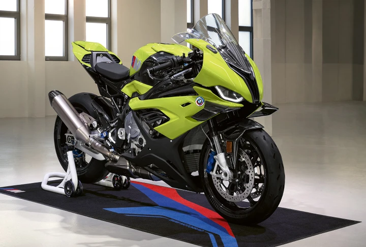 BMW M 1000 RR, ecco una versione speciale che celebra i 50 anni di BMW M GmbH
