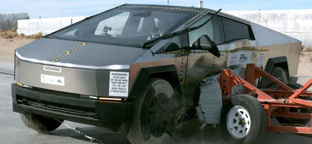 Tesla Cybertruck, il pick-up elettrico stupisce nei crash test