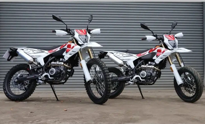 QJMotor COV 125: la nuova gamma A1 tra enduro e supermoto sotto i 3.500 euro