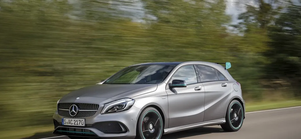 A 19 anni sfreccia a 250 km/h alla guida di una Mercedes-AMG: patente sospesa