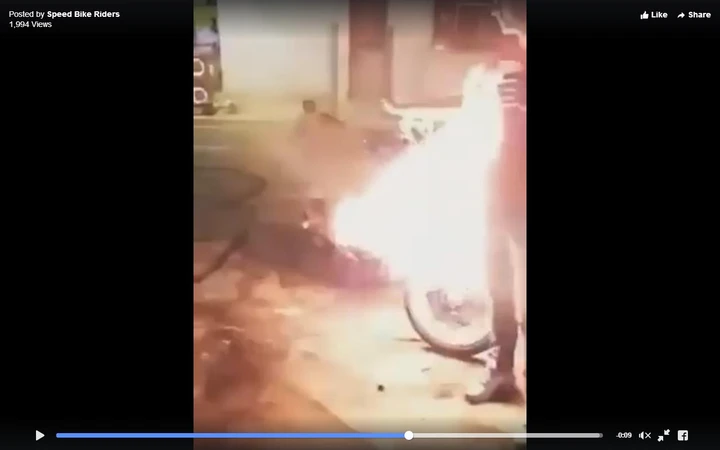 Con gli scarichi incandescenti la moto va a fuoco [Video]