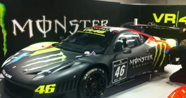 Valentino Rossi in pista a Monza su una Ferrari