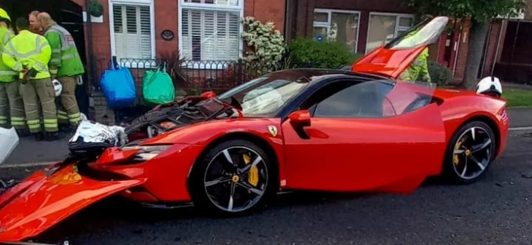 Una Ferrari SF90 Stradale viene abbandonata dopo l'incidente