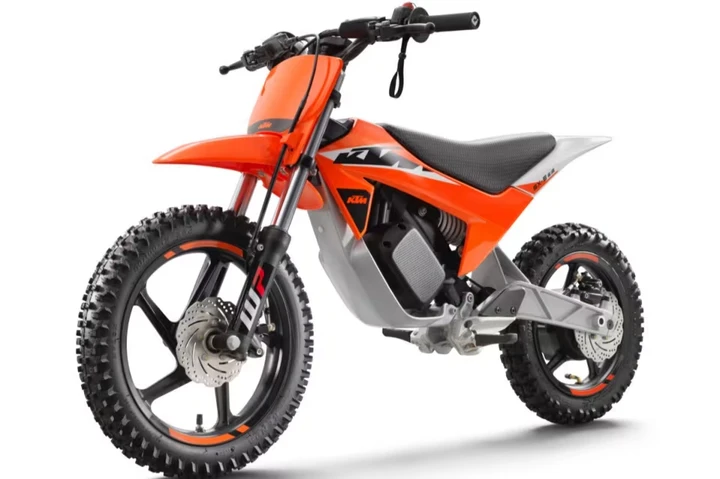 KTM SX-E 2.12 2027: mini cross elettrica da 2.850 euro