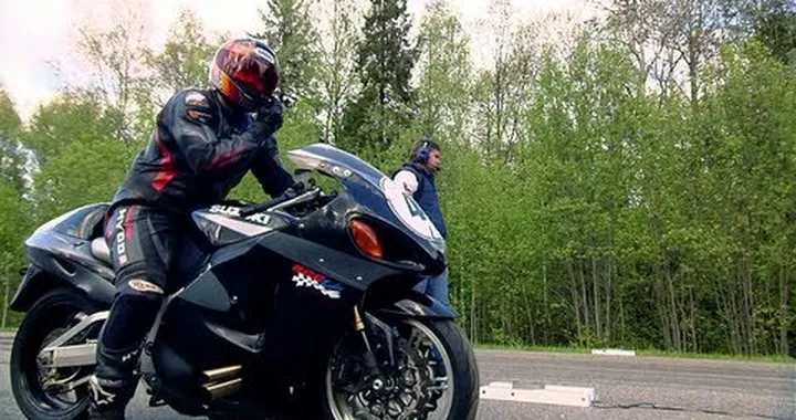 Suzuki GSX 1300R Hayabusa vs GSX R-1000 vs Nissan GT-R