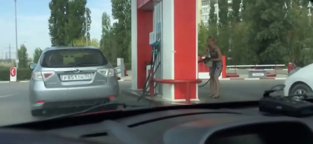 Due donne alla pompa di benzina