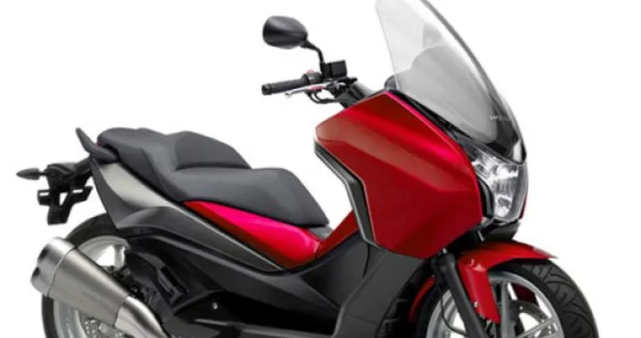 Honda: all'Eicma con SW-T 600 e un nuovo maxi scooter?
