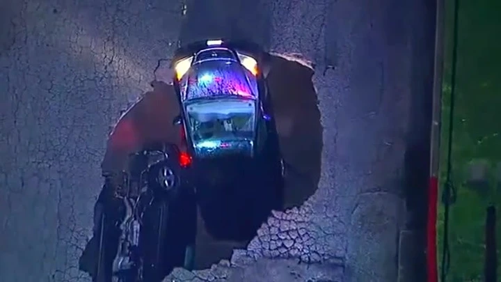 Los Angeles: voragine inghiotte 2 auto