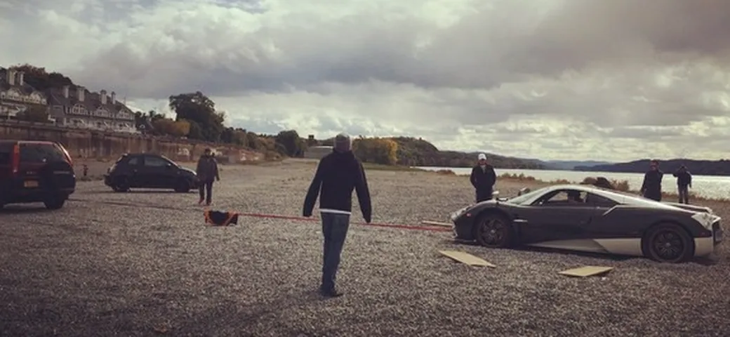 L'Honda CR-V salva la Pagani Huayra ferma in riva al fiume
