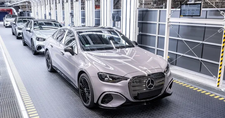 Nuova Mercedes Classe C elettrica: parte la produzione nello stabilimento ungherese