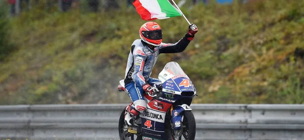 Moto3 Brno con diluvio: la “prima” di McPhee (Peugeot) davanti a Martin e a Di Giannantonio. Binder getta via la vittoria per caduta