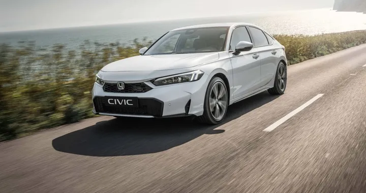 Nuova Honda Civic e:HEV: restyling tra stile, tecnologia e sicurezza
