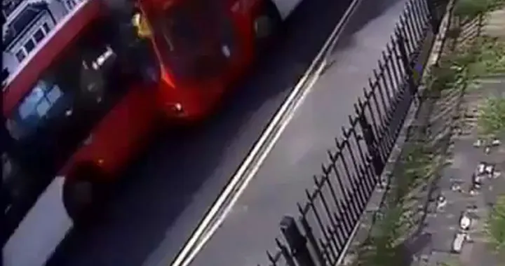 Birmingham: frontale tra due bus