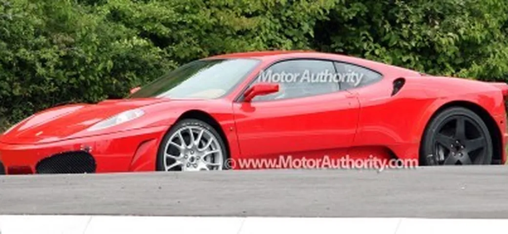 Ferrari: nuove foto spia per l'erede della Enzo