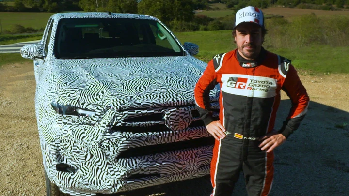 Fernando Alonso prova il nuovo Toyota Hilux