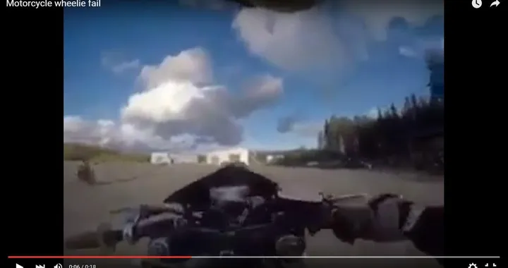 Impennata in moto dall'esito infelice [Video]