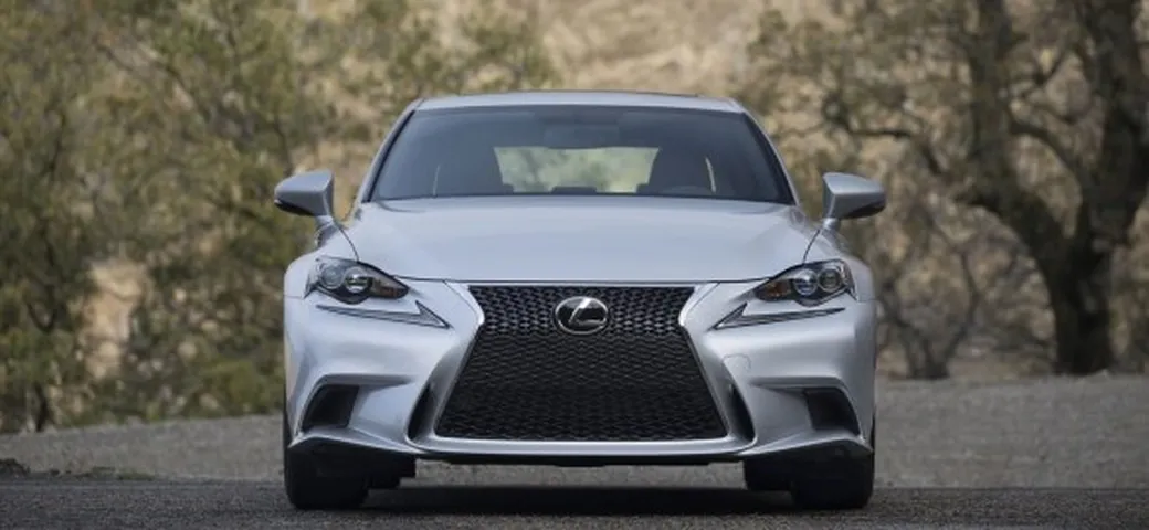 Lexus IS Hybrid: prezzi, allestimenti per l'Italia e nuove immagini ufficiali