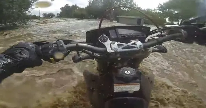 Sfidare un alluvione in moto? Pessima idea... [video]
