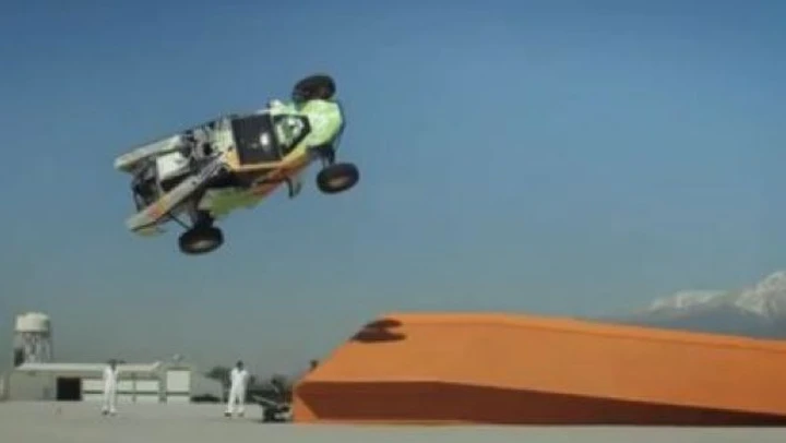 Hot Wheels: 28 metri saltando a 'cavatappi'