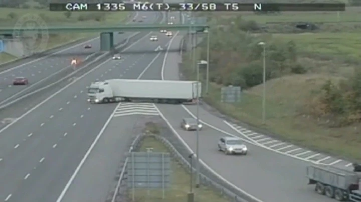 Camion contromano in autostrada: il video