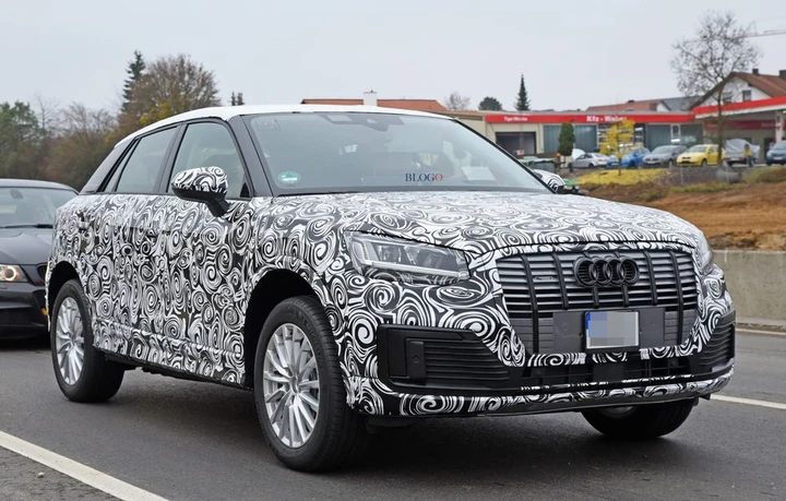 Audi Q2 e-tron: foto spia su strada