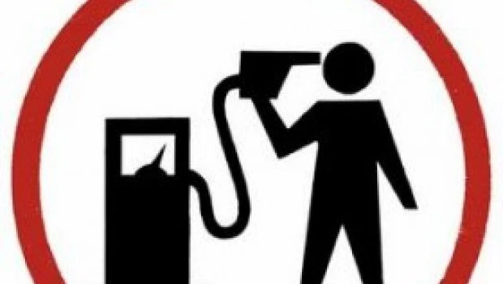 Il prezzo della benzina continua a salire, la Spagna abbassa il limite a 110 km/h, in Sud Italia raggiunti 1,58€ al litro