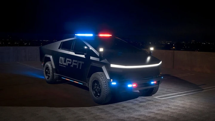Tesla Cybertruck con sirene, lampeggianti e opzioni tattiche per la polizia