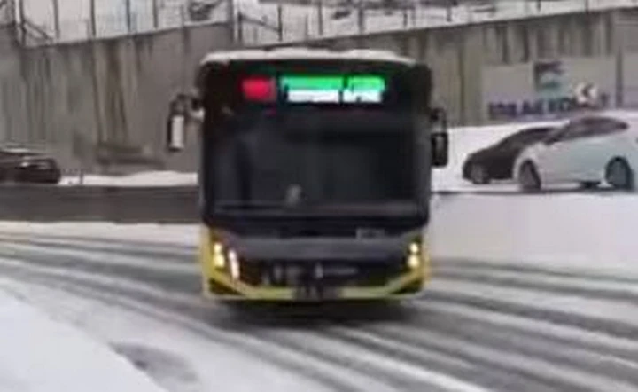 Drifting con l'autobus fra le vetture su una strada urbana | Video