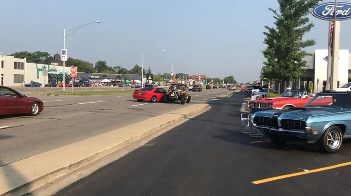 Mustang e Maggiolino si schiantano dopo un raduno [Video]