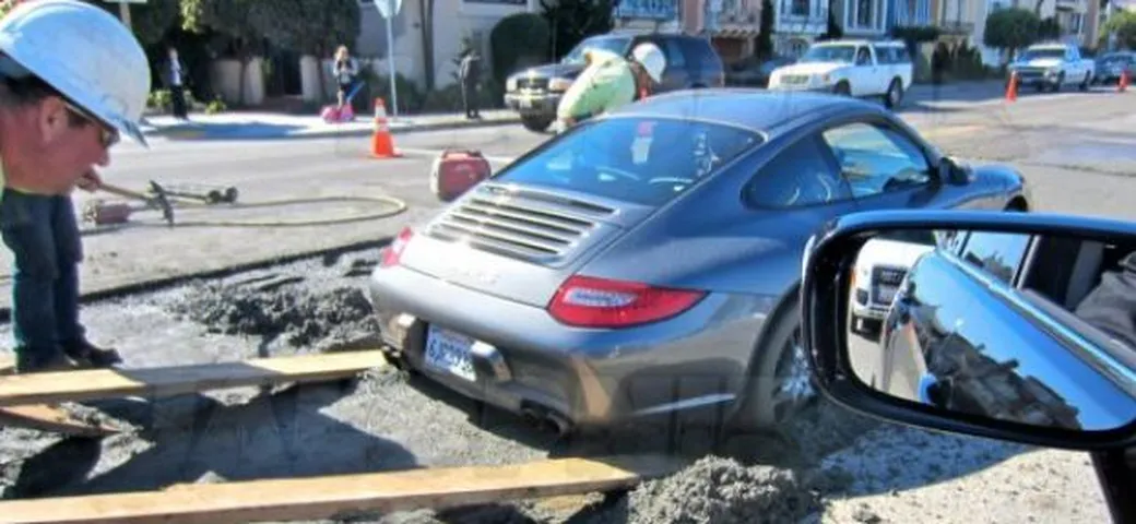 Curiosità: quando una Porsche 911 affronta il cemento fresco...