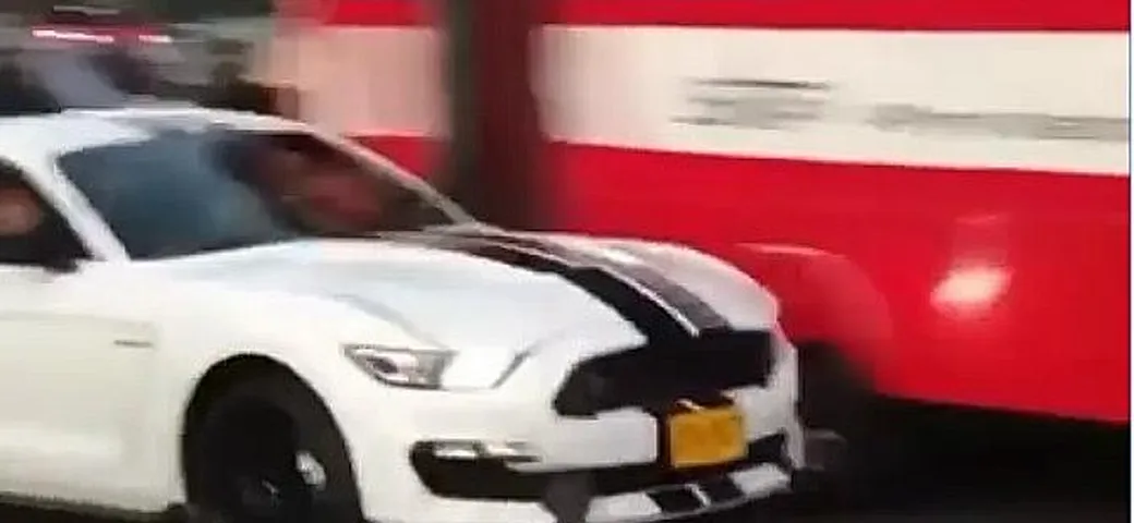 Ford Mustang con driver focoso fa l'incidente col bus [Video]